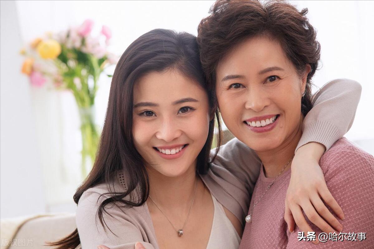 致敬母亲:老婆花钱为母亲买衣服,故意将新羽绒服剪开了一道口子