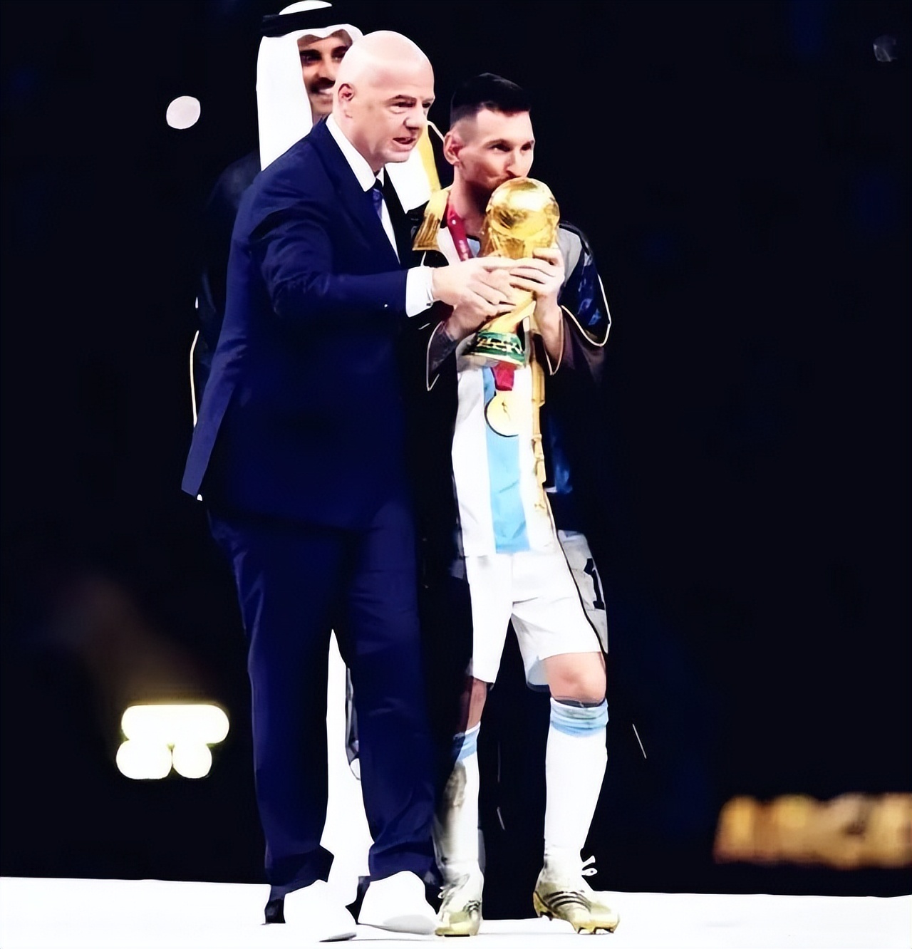 梅西夺冠穿的黑袍是什么意思,梅西世界杯冠军黑袍是什么