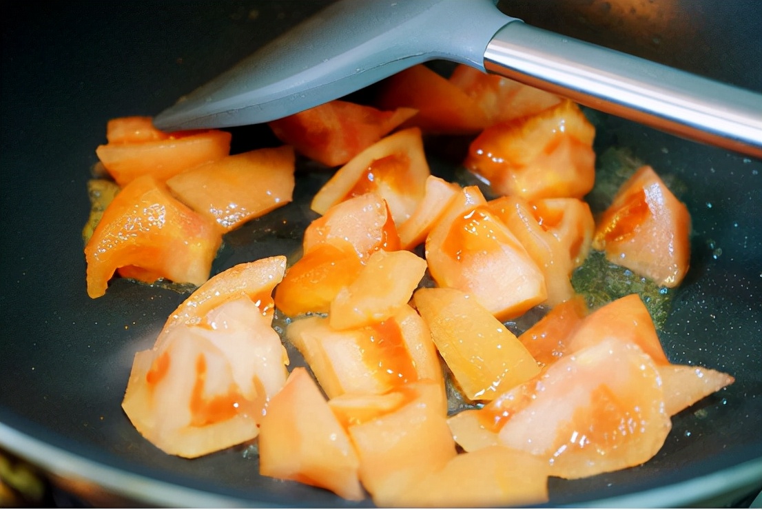 儿童番茄西葫芦木耳炒虾仁,西葫芦炒番茄怎样炒才能出汁好吃