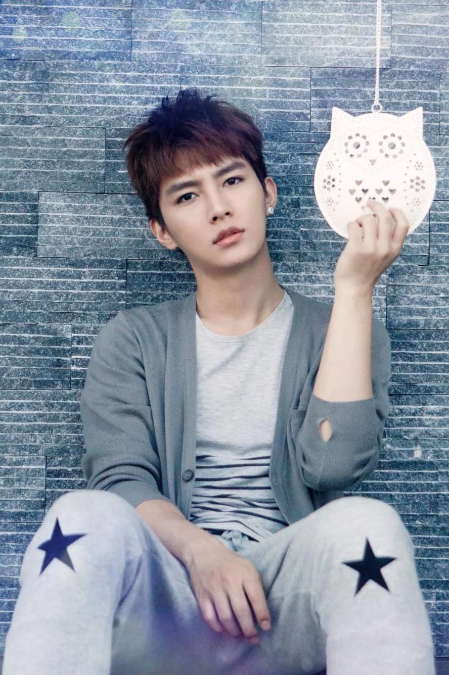 炎亚纶的同性恋风流事：痛并快乐着，看见*裤底**，无法想象！