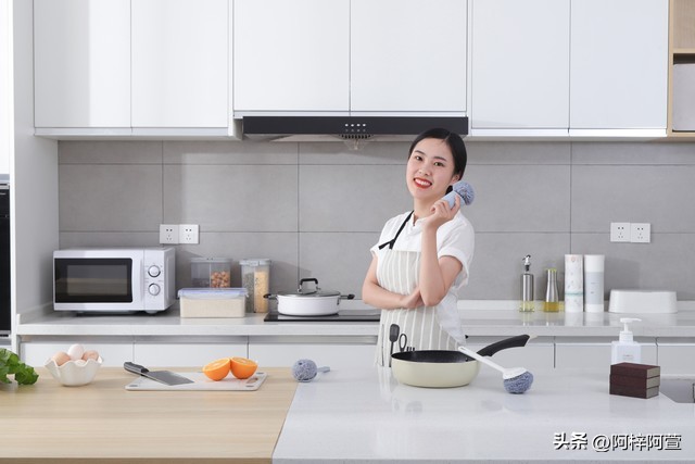 二本毕业后我脱下孔乙己的长衫，给一个初中未毕业的老板娘当保姆