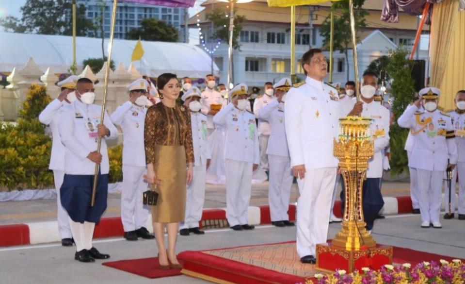 苏提达阻止西拉米回归事件,苏提达当侍卫时给西拉米下跪