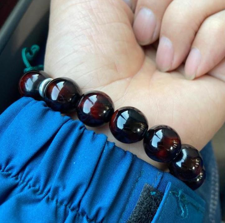 这种菩提子佛珠很容易就可以盘出玻璃底！南方公园里就可以捡到