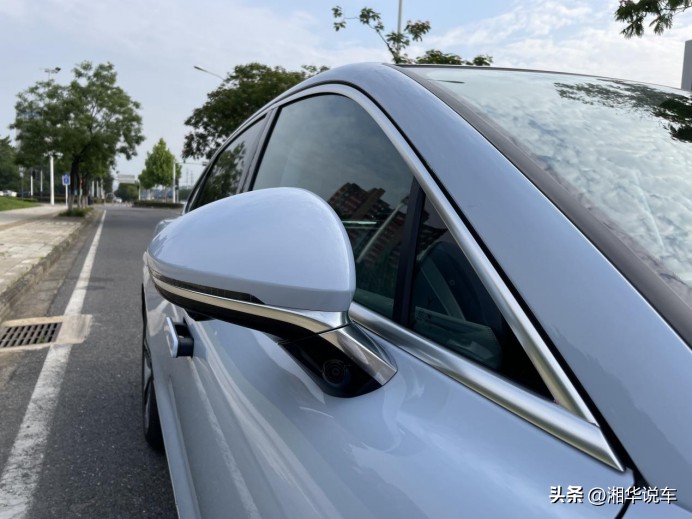 岚图追光舒适和运动模式区别,新车岚图商务车7座售价