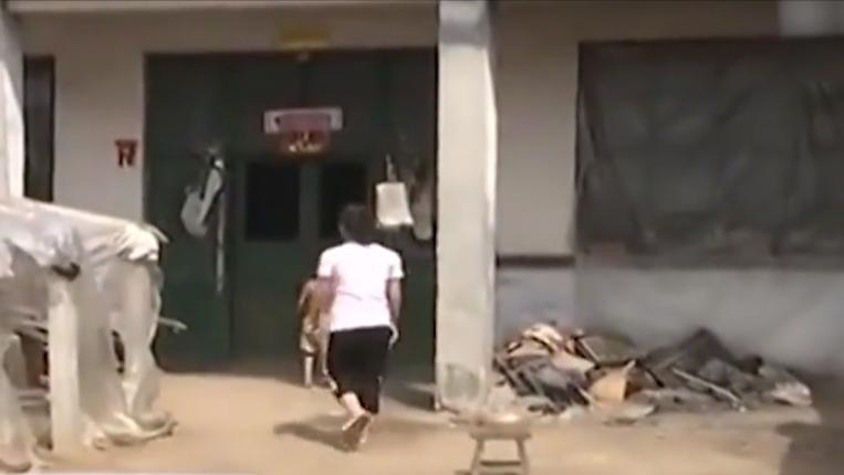 小孩爸爸被关在小黑屋,父亲把儿子关进小黑屋电视剧