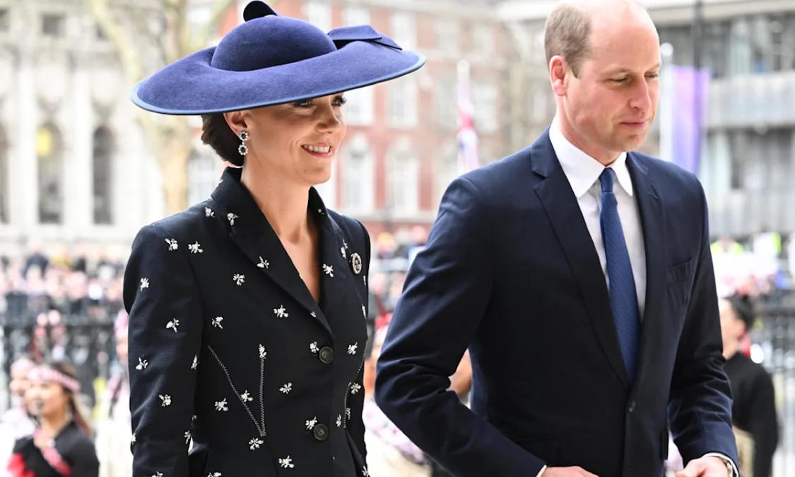 威尔士王妃纪录片,威尔士王妃向国王行礼