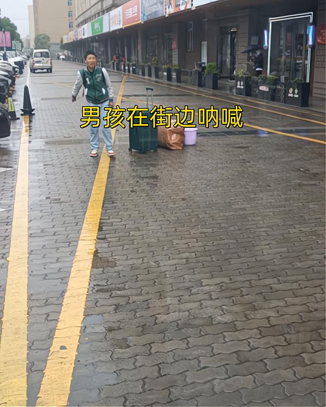 江苏男子进厂打工不到一周跑路，站街头激动呐喊，“终于解脱了”