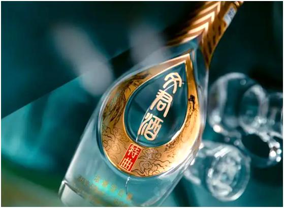 向别人敬酒时杯子应该高还是低,向别人敬酒是什么意思