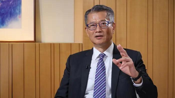 尽量趋同！对内地人员的门槛应该取消，香港不能既要消费又想要价