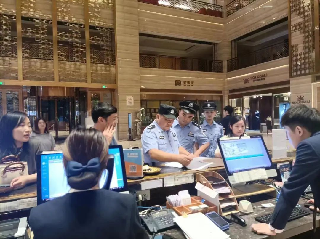 警方开展夏夜治安巡查宣防行动,公安局启动夏夜治安巡查宣传活动