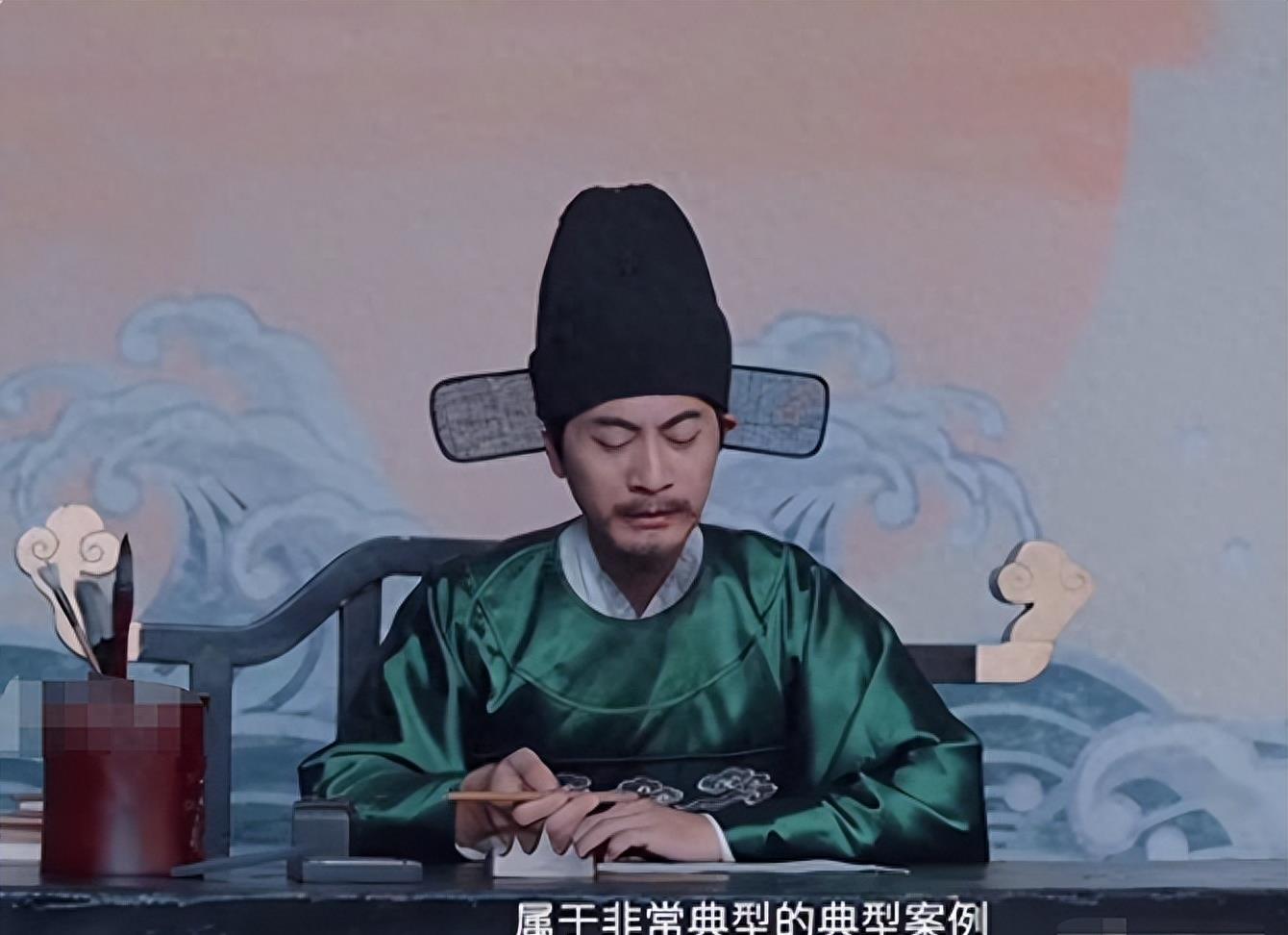 牛角胸罩，诱惑式舔刀尖，这些颠覆三观的镜头，看完让人一言难尽