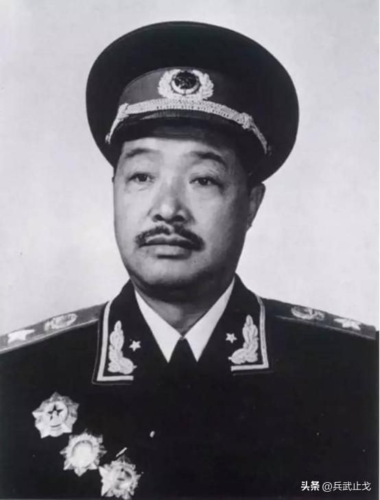 爱叨烟斗，爱留胡子，“两把菜刀闹革命”的元帅，贺龙一生