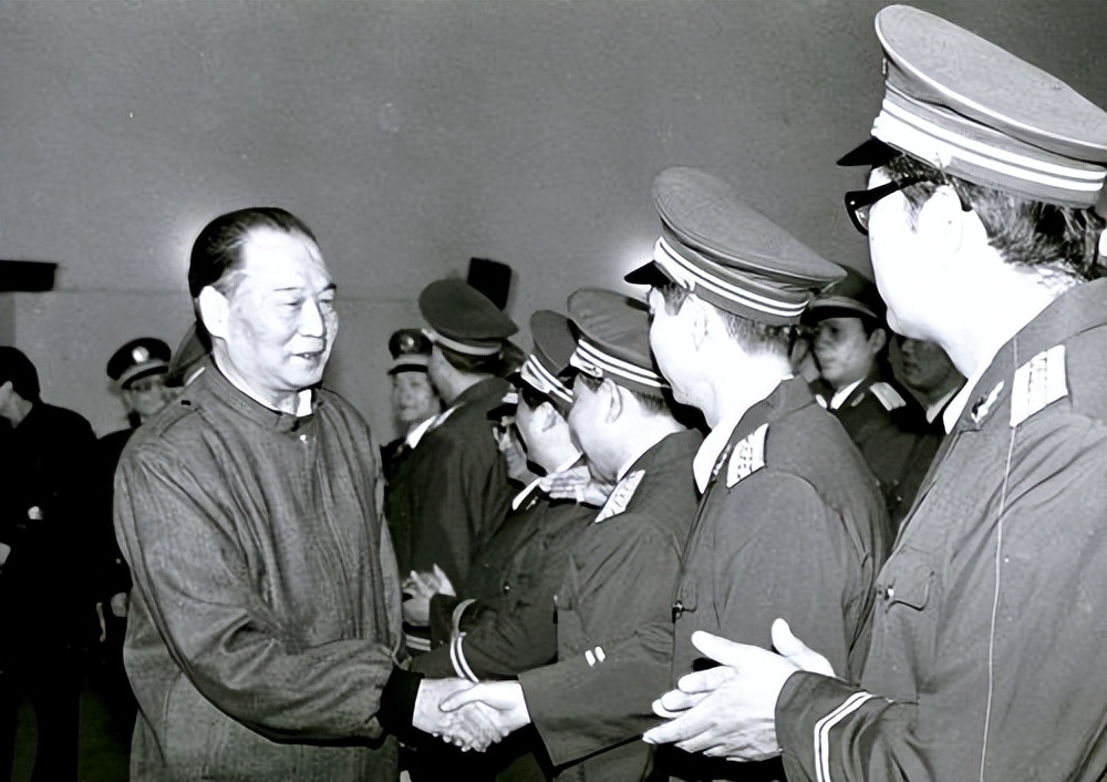 首次被授*警武**将官衔的30位将军都有谁？司令授中将，政委却授少将