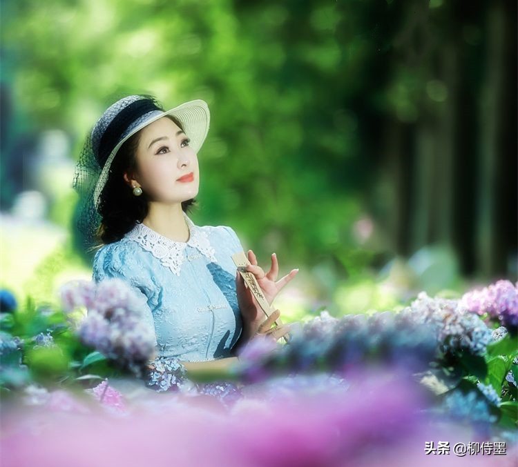 50岁阿姨拍照姿势大全站姿,中年女人拍照姿势小窍门