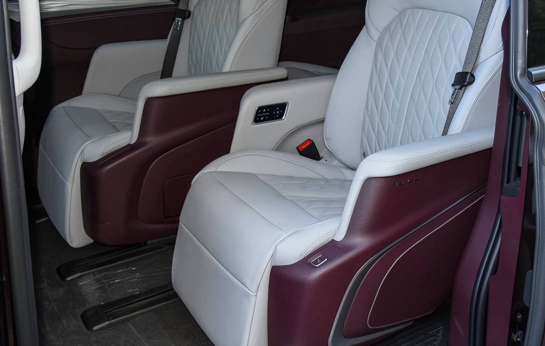 大众威然pk别克gl8谁更能装,大众威然和别克gl8谁更安全