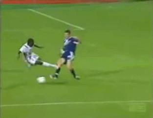 足球场上的尴尬瞬间视频,足球场上的尴尬瞬间笑到肚子疼