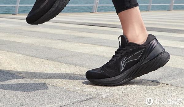 纯黑色跑鞋推荐前十名,入门级纯黑跑鞋推荐