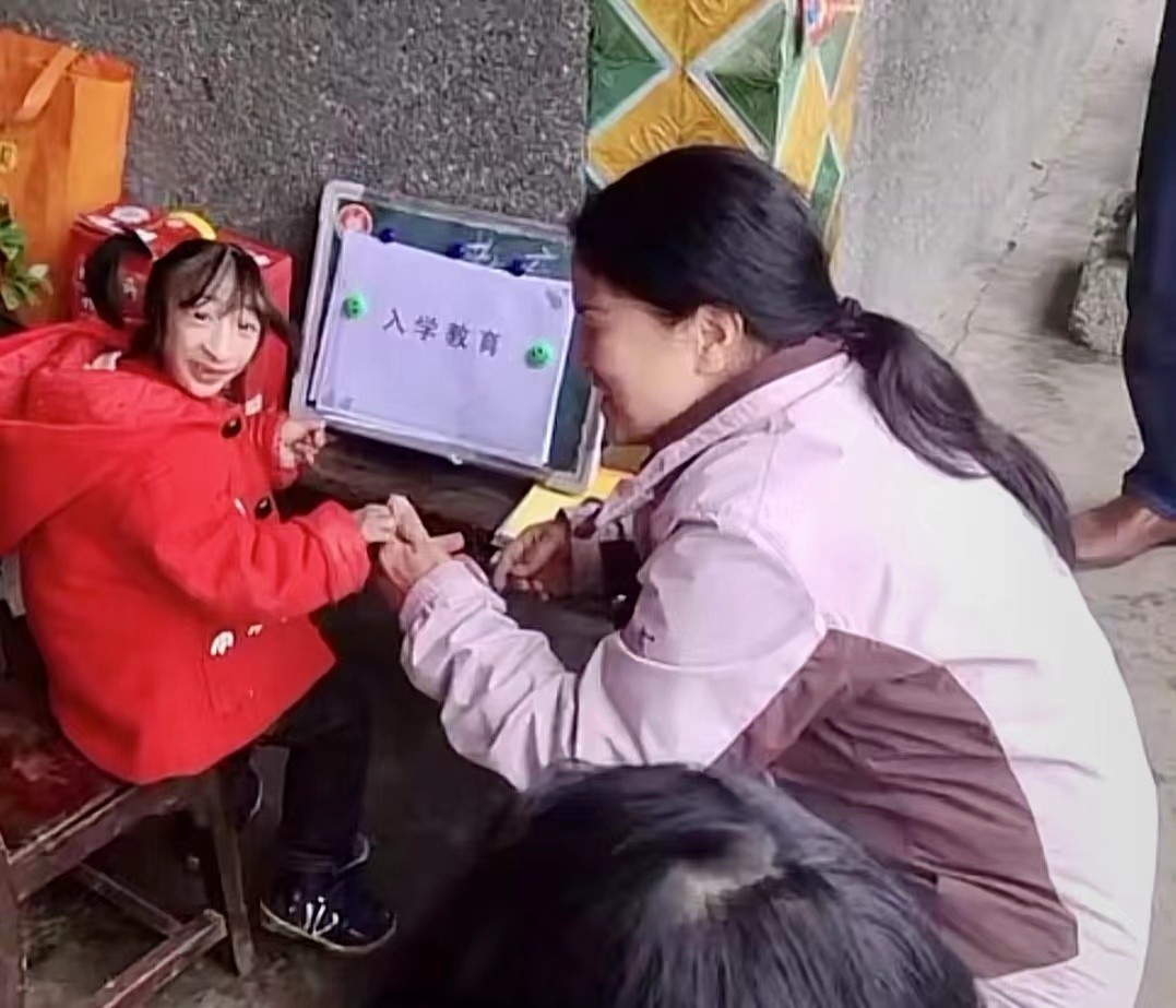 袖珍女孩梁小小出生日期,袖珍女孩梁小小现在长大的样子