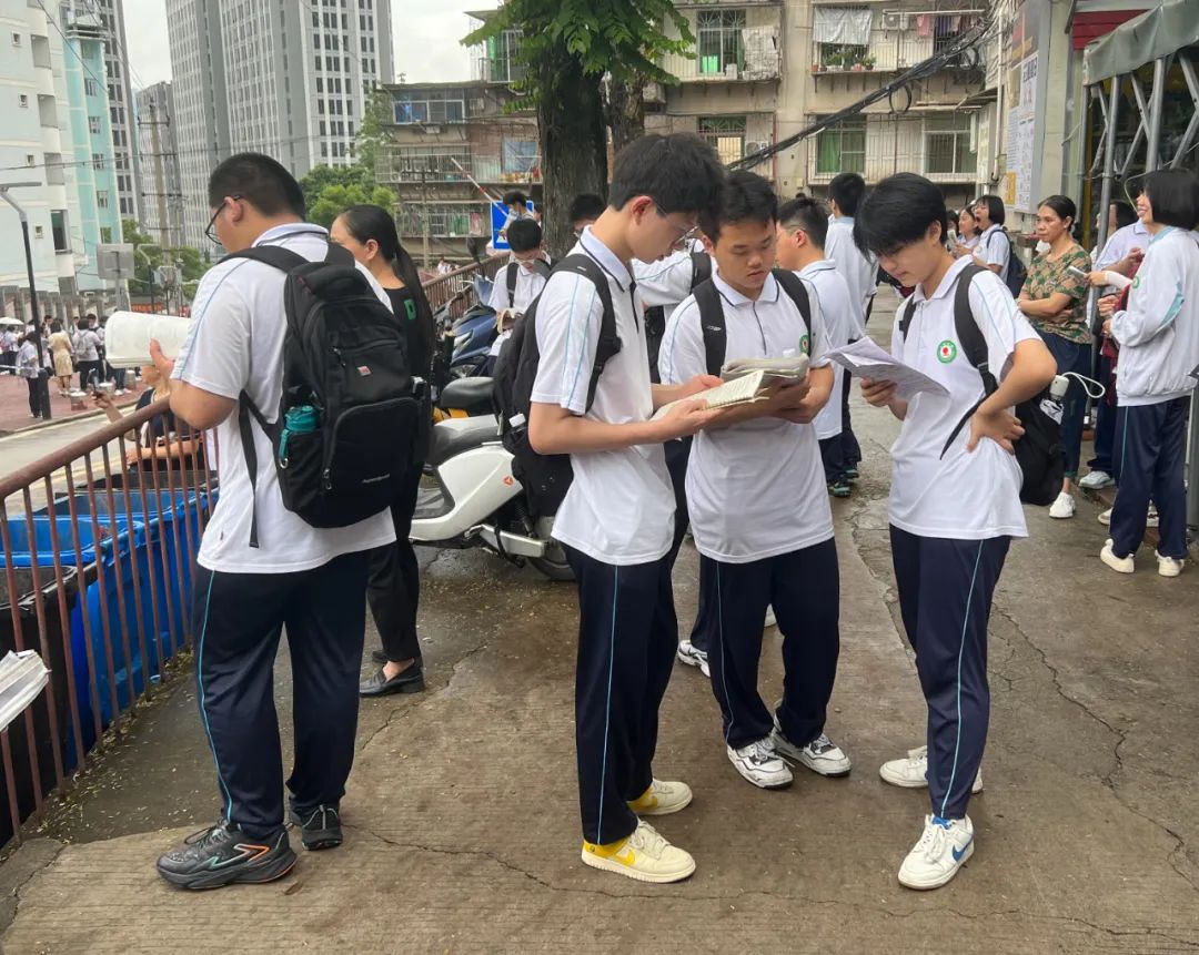 加油吧青年直击高考现场,加油吧少年高考首日现场直击