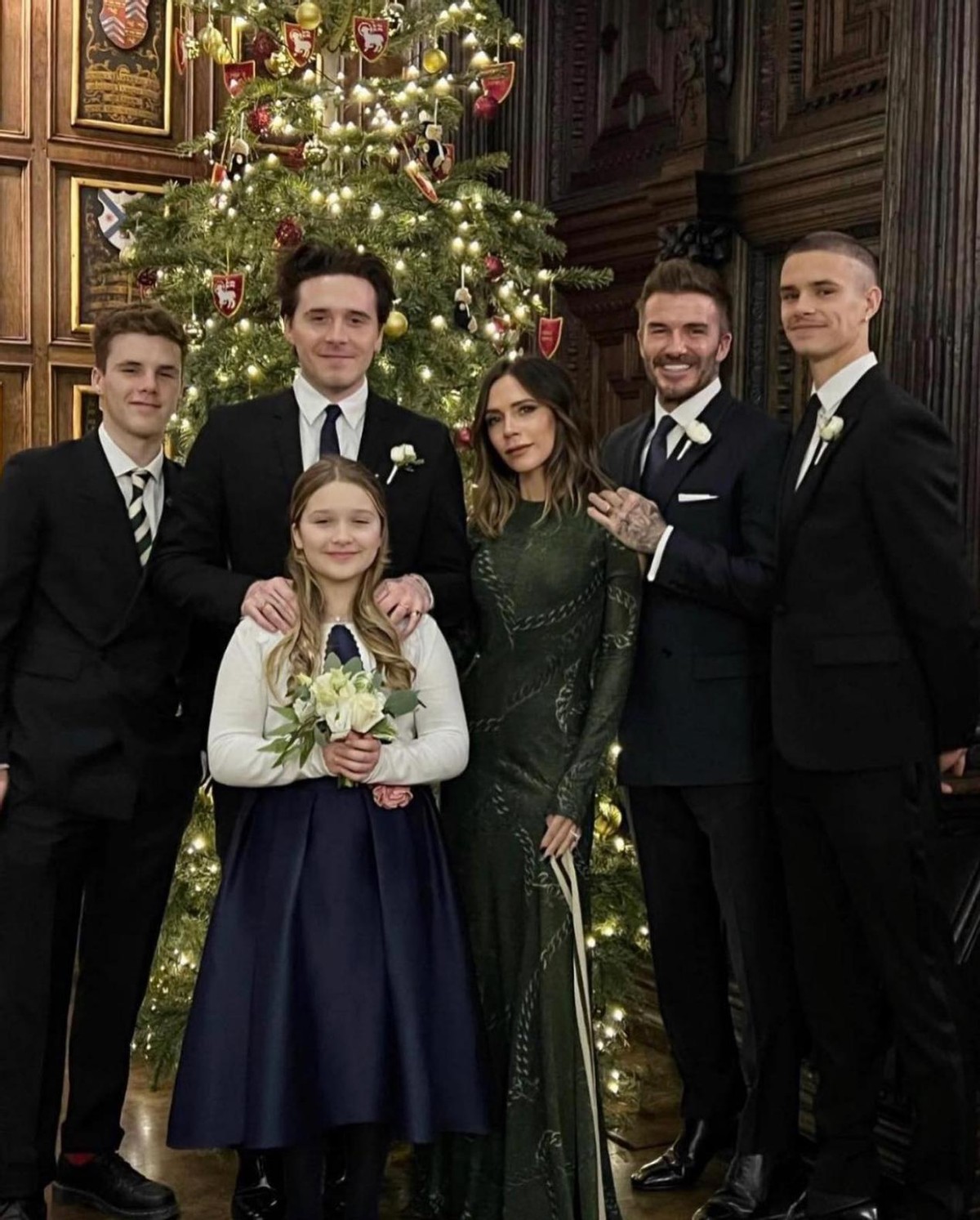 小贝19岁二儿子的模特广告曝光！穿蕾丝衬衫秀肌肉，八字胡贼滑稽