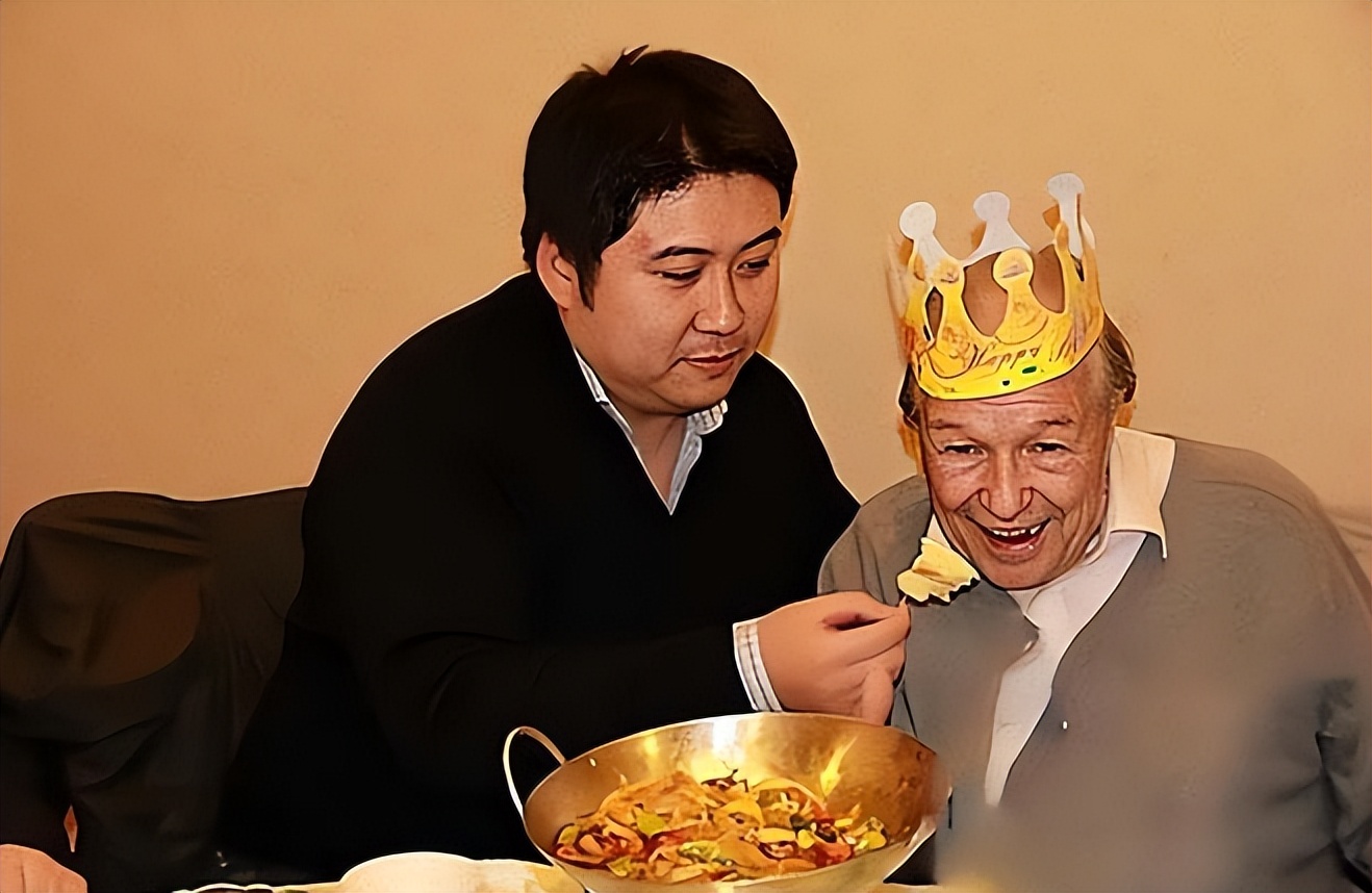 河南小伙报恩瑞士房东素材,中国小伙为英国房东养老