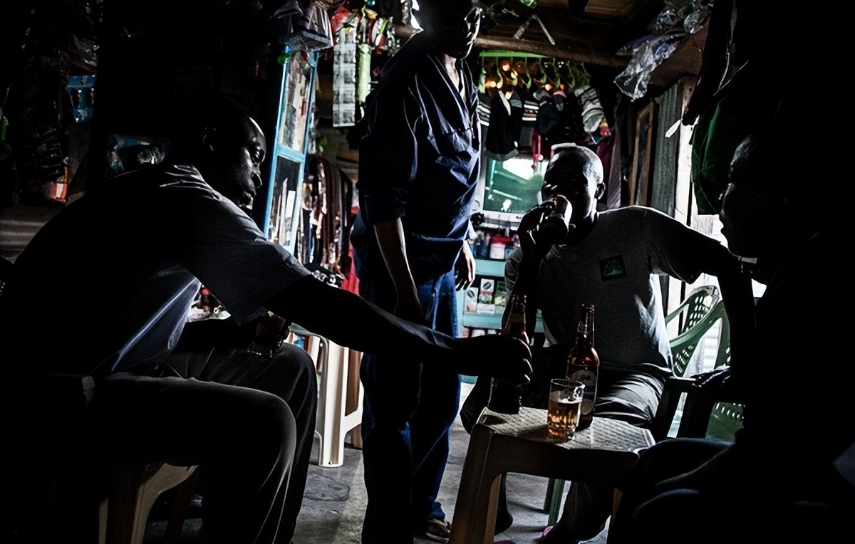 全球最拥挤小岛足球场,半个足球场大小的小岛