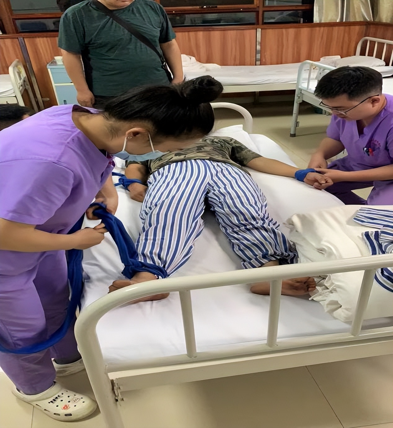 男子精神病发作砍人,男子持刀伤人民警一枪制服