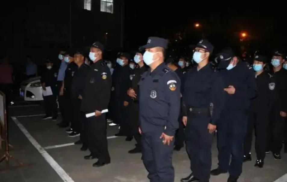 重庆亮点茶楼女老大：把茶楼变淫窝，防检查带小姐进行应急演练