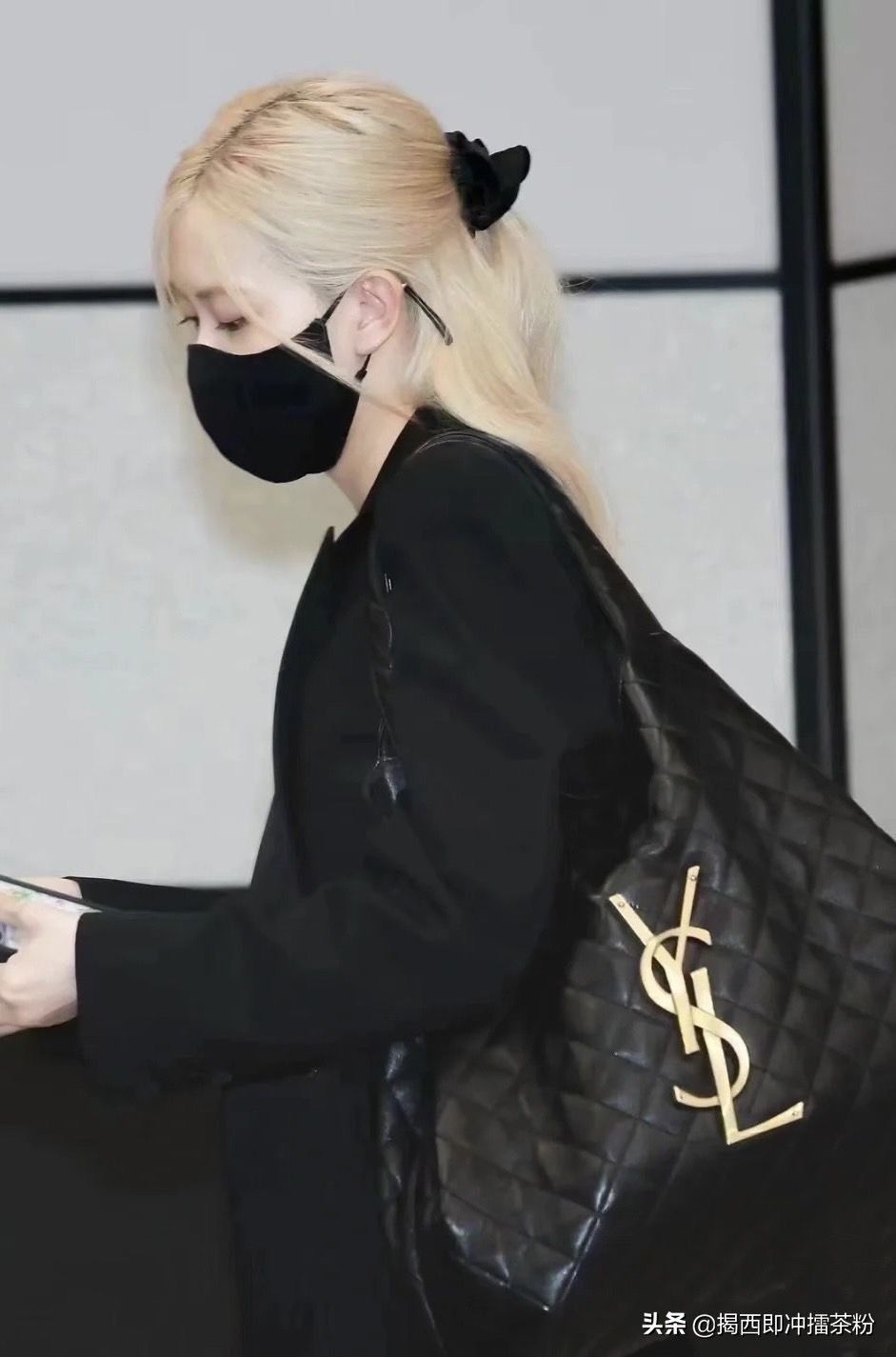 Rosé、猫女跨海撞包!YSL最新「购物包」太好看火速变爆款