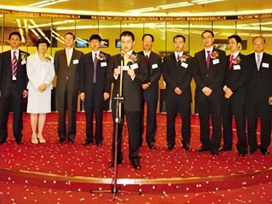 从买得起到想要买，签约克莱，收购FILA，安踏是如何超越李宁的？