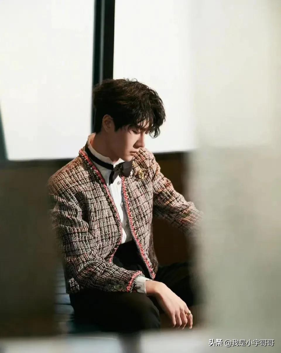 王一博棒球帽卷发,王一博的帅气发型雾霾蓝带一点卷