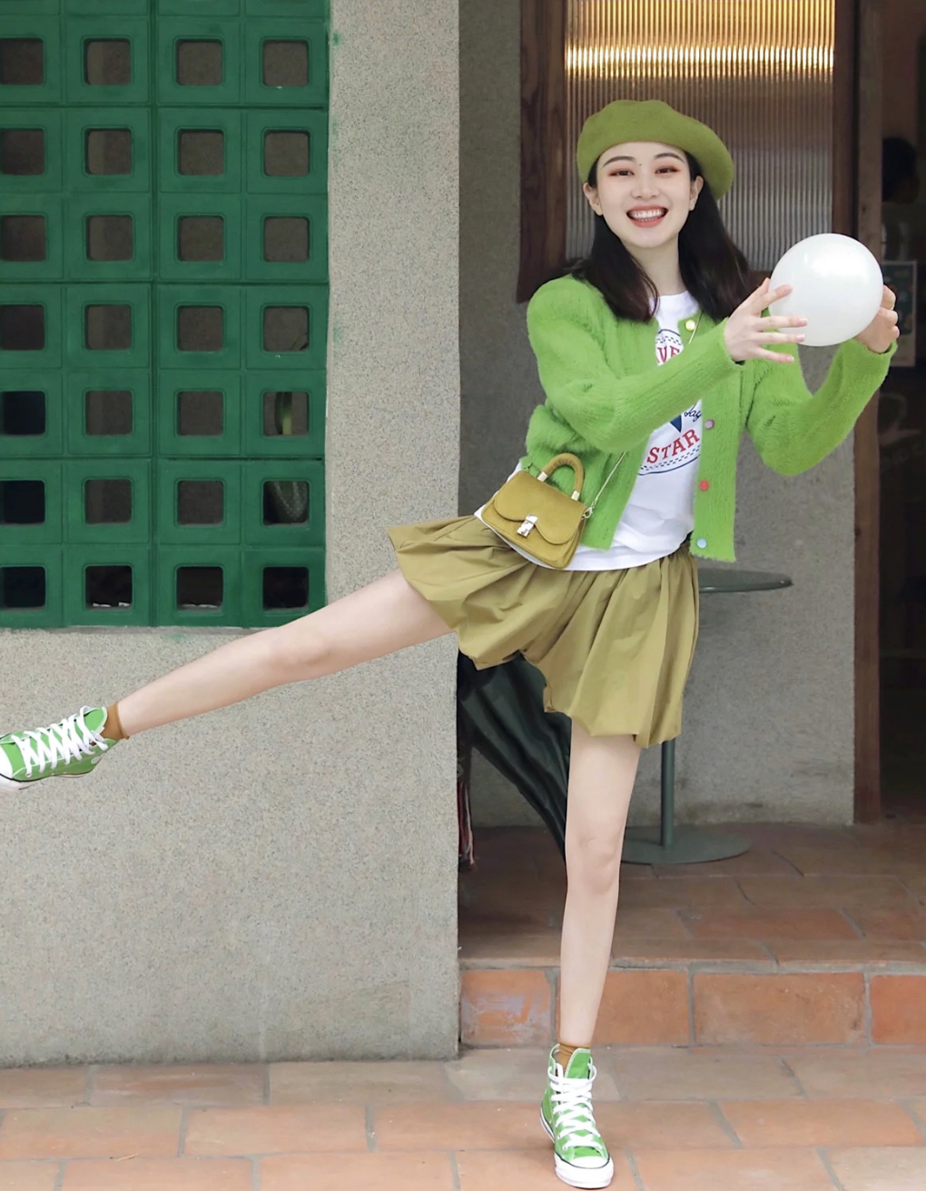 怕亮色服装翻车？记住“以色毒色”法则，轻松变街头“俏女郎”