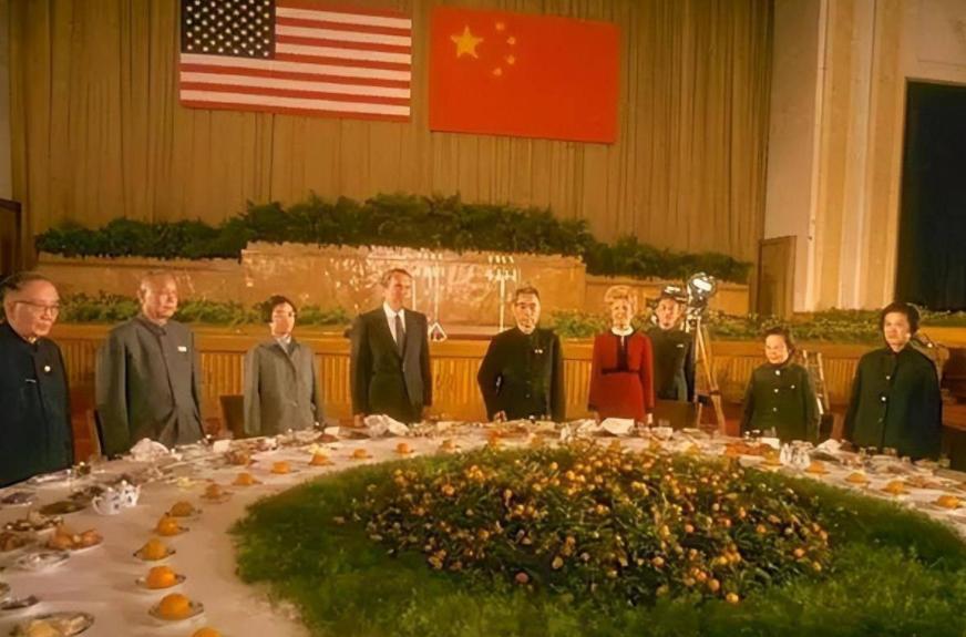 尼克松访华时看到“*倒打**美帝”标语，毛主席幽默回应，尼克松大笑