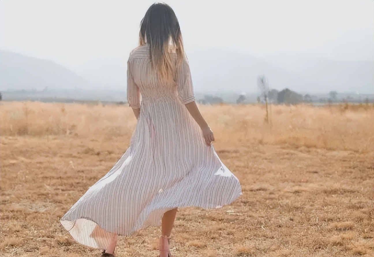 女子洗澡发现腋窝肿块,女孩洗澡时发现背后长了个痘痘