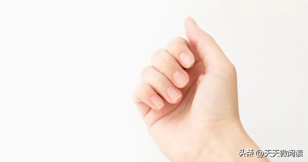 大拇指甲上有白色竖纹是怎么回事,左手大拇指指甲有黑竖纹怎么回事