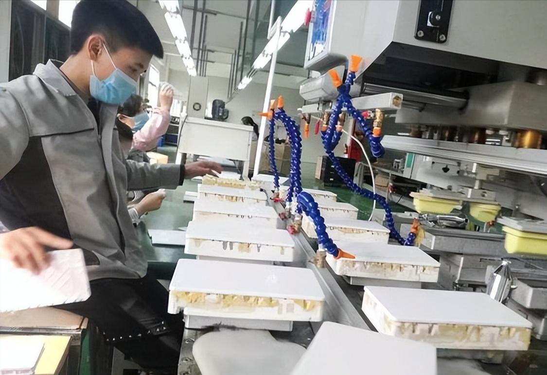 大学毕业后，不如去月饼厂混日子？一段内部视频流出引发羡慕