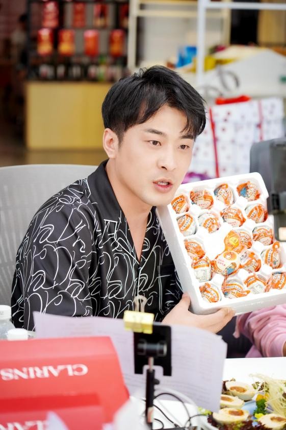 辛有志关心农村教育，东莞保险公司助农直播2小时销售额超30万