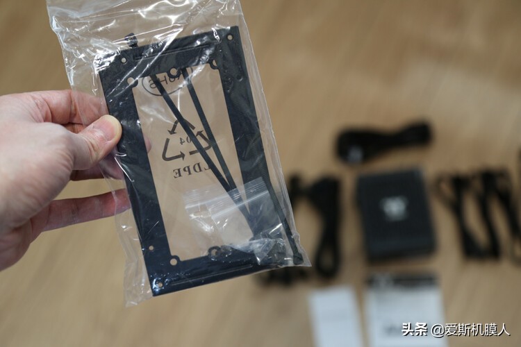 ITX好搭档！ThermaltakeTT钢影SFX650W金牌全模组电源开箱