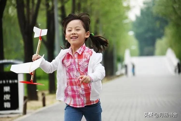 上海女孩结婚，生母直接送房，养母来参加婚礼，男友却说：她不配