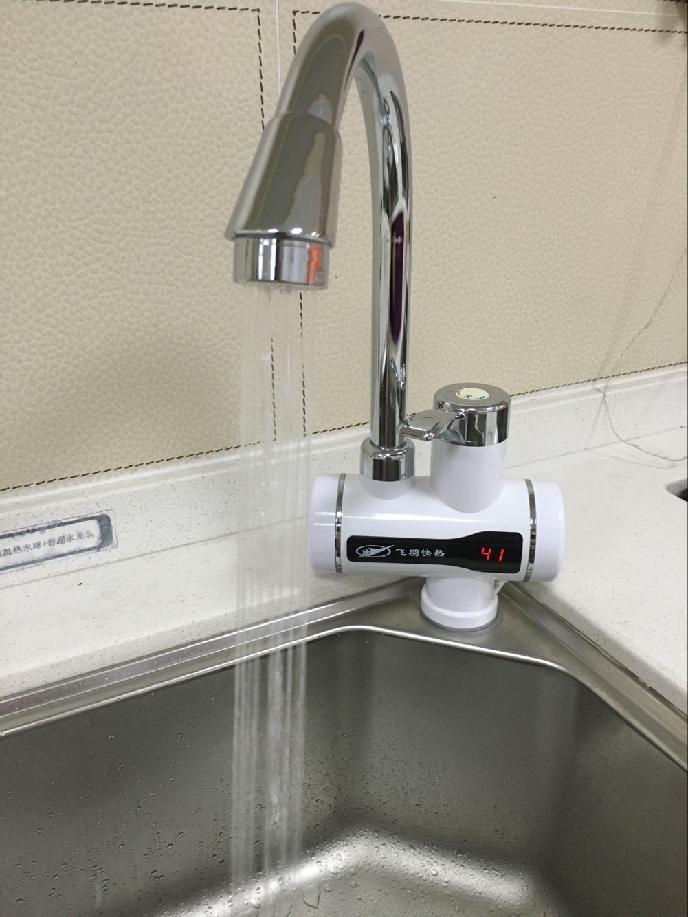 即热小厨宝和即热式水龙头哪个好,小厨宝好还是即热式水龙头好