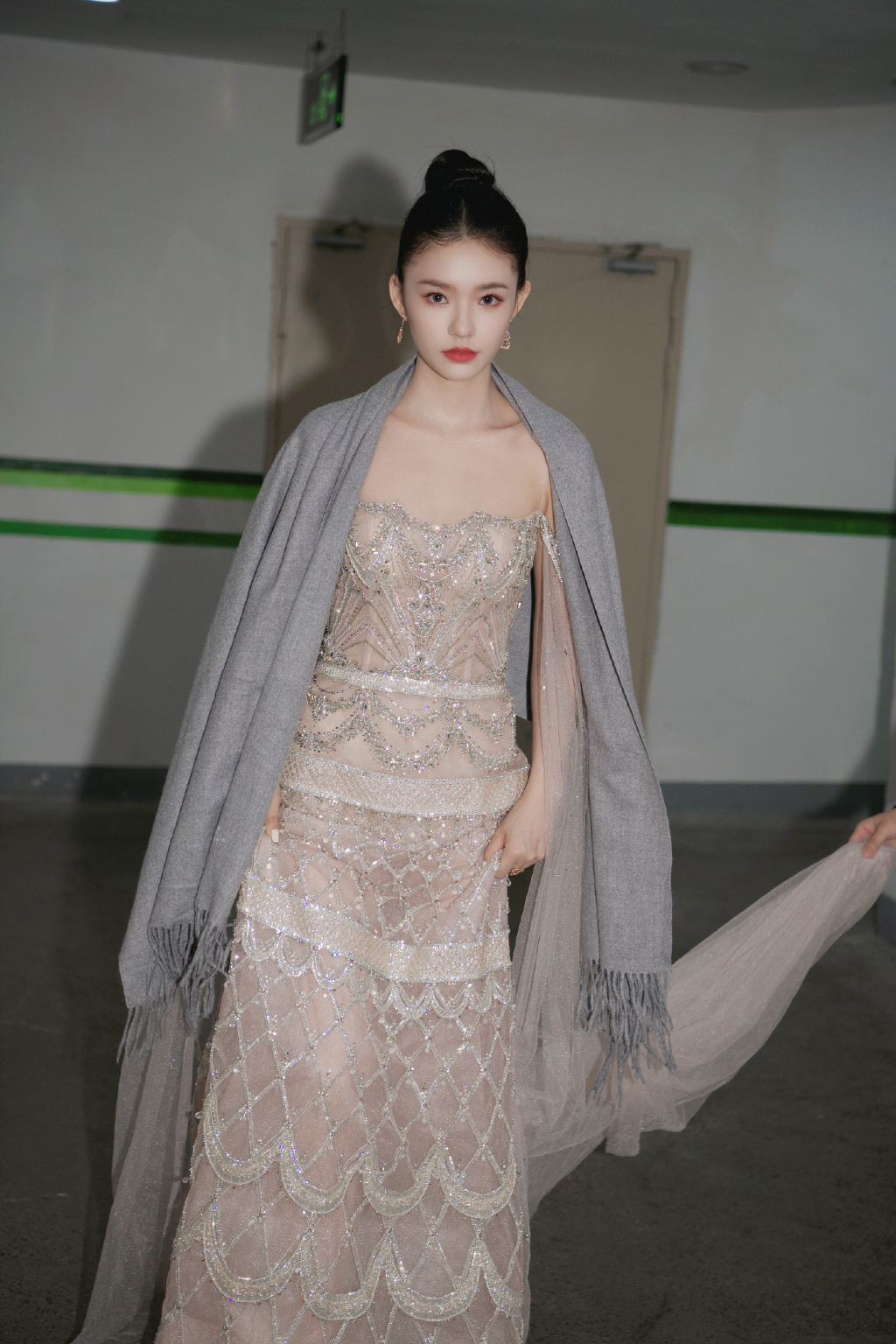 林允一袭黑色吊带深v长裙走红毯,林允粉色镂空长裙造型甜美清新