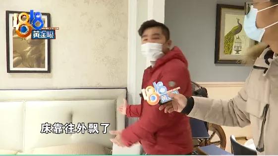 床和床头柜看起来很怪异,奶油风床头柜颜色色差