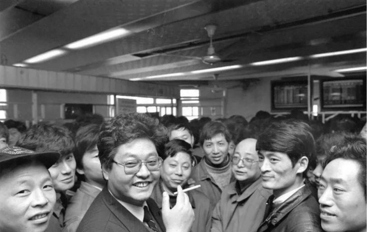 1988年，杨怀定看报纸发现秘密，用2万存款买*国卖**库券一年赚百万