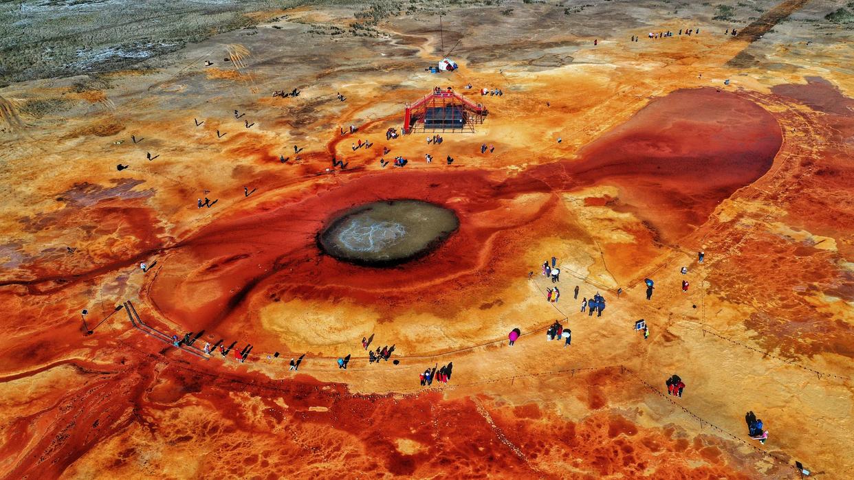 泉深八百似赤瞳，流经后寸草不生，青海的“恶魔之眼”如何形成？