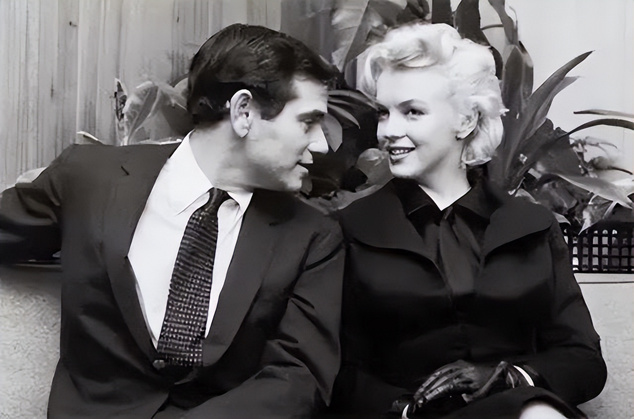 肯尼迪生日宴上梦露穿着,玛丽莲梦露在肯尼迪生日宴会上