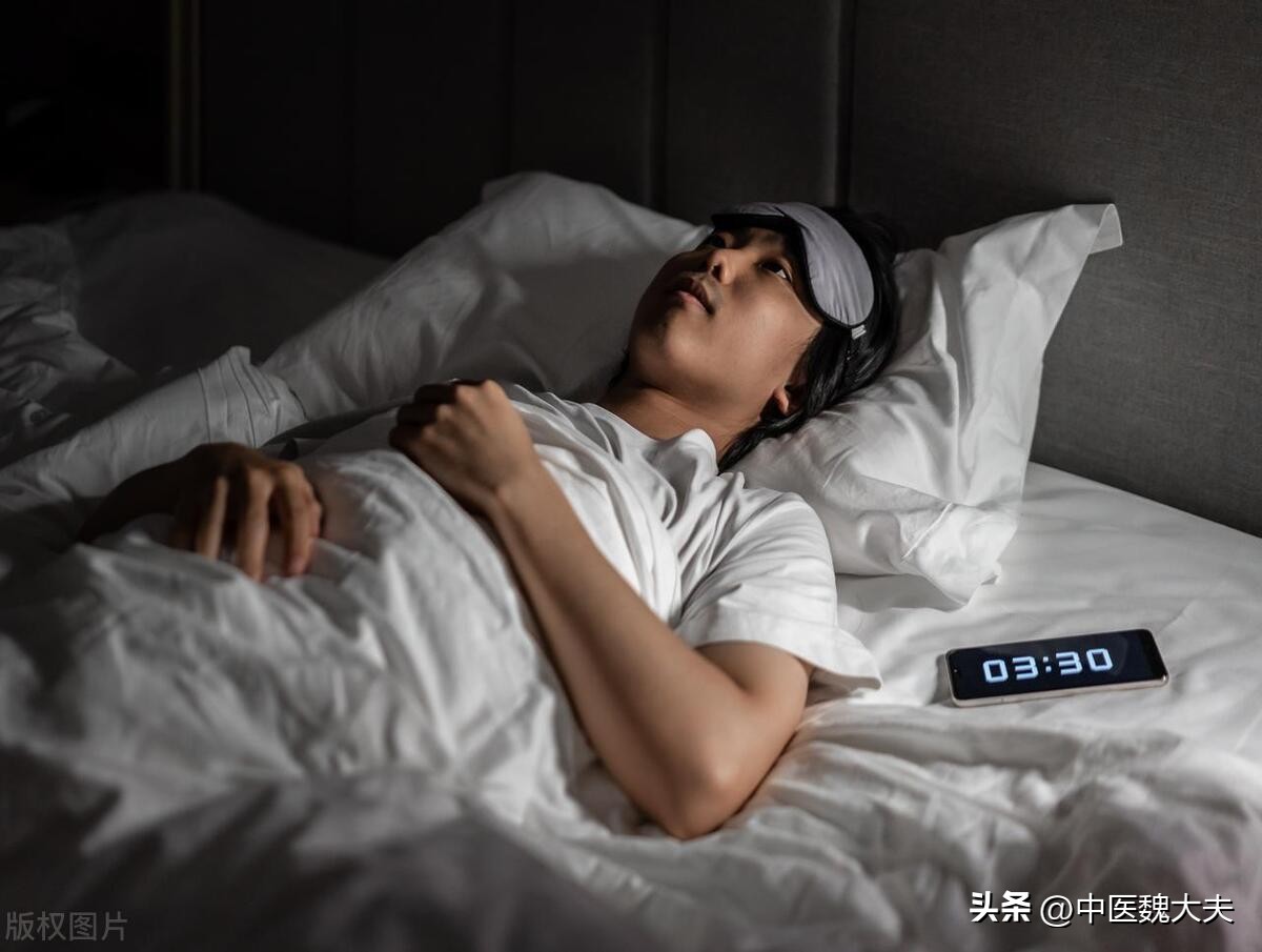 晚上吃夜宵和饿着肚子哪个更可怕,吃夜宵和饿肚子睡觉哪个危害更大