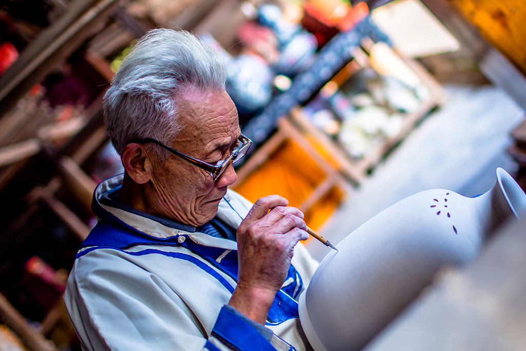 中国古青花瓷饰品,青花瓷天青色瓷器