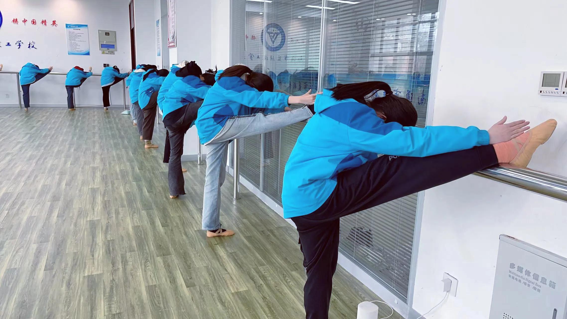 “蓝”课堂、美之韵||舞姿翩翩融技艺，青春璇美向未来