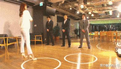 今天过来按脚，恰巧碰见了前女友，我该怎么化解尴尬呢？