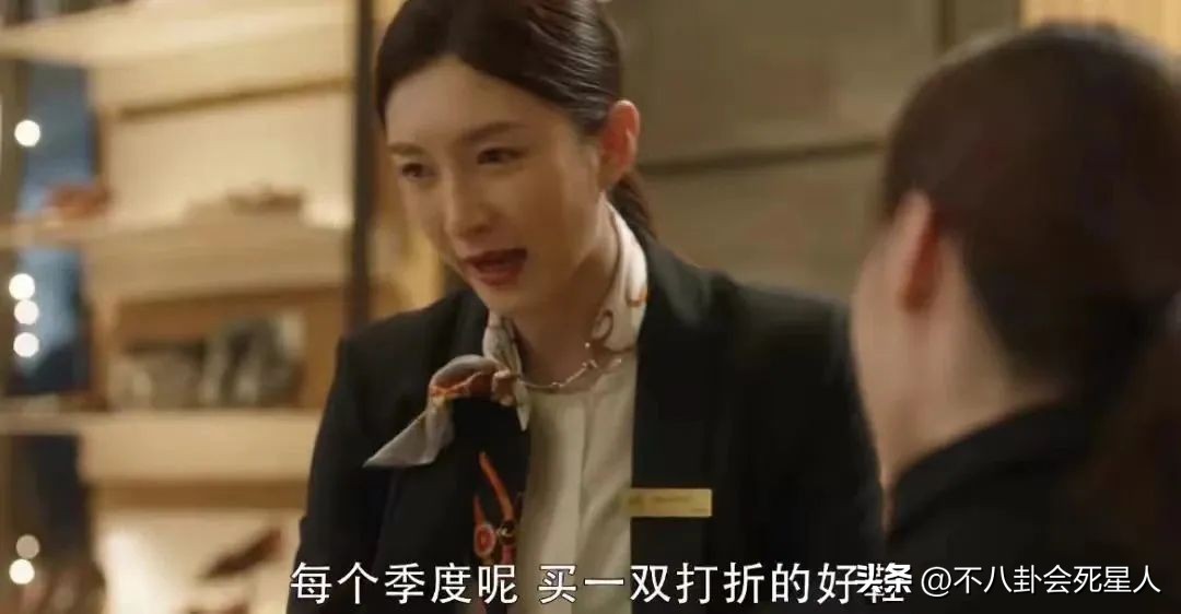 国产剧又见“假穷人”，买二手手机、抢五折牛排，却住北京四合院